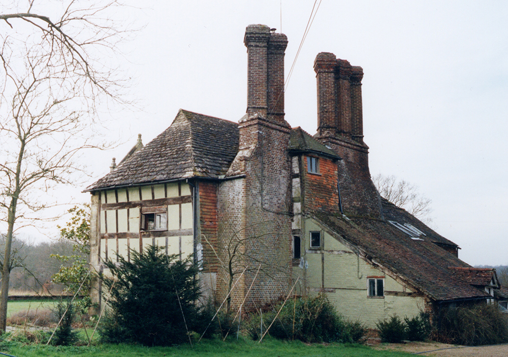 Drop tie roof, a surviving crosswing to an earlier building; Elizabethan chimneys. Late 16th century, East Grinstead.